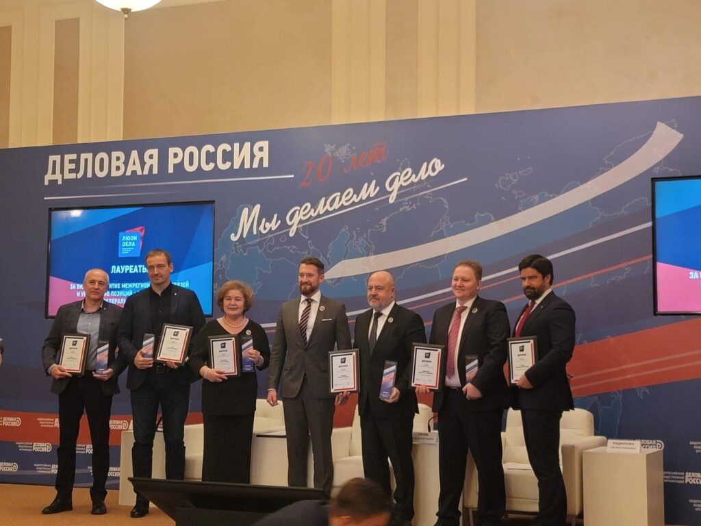 П. Титов вручил награды победителям конкурса "Люди дела"